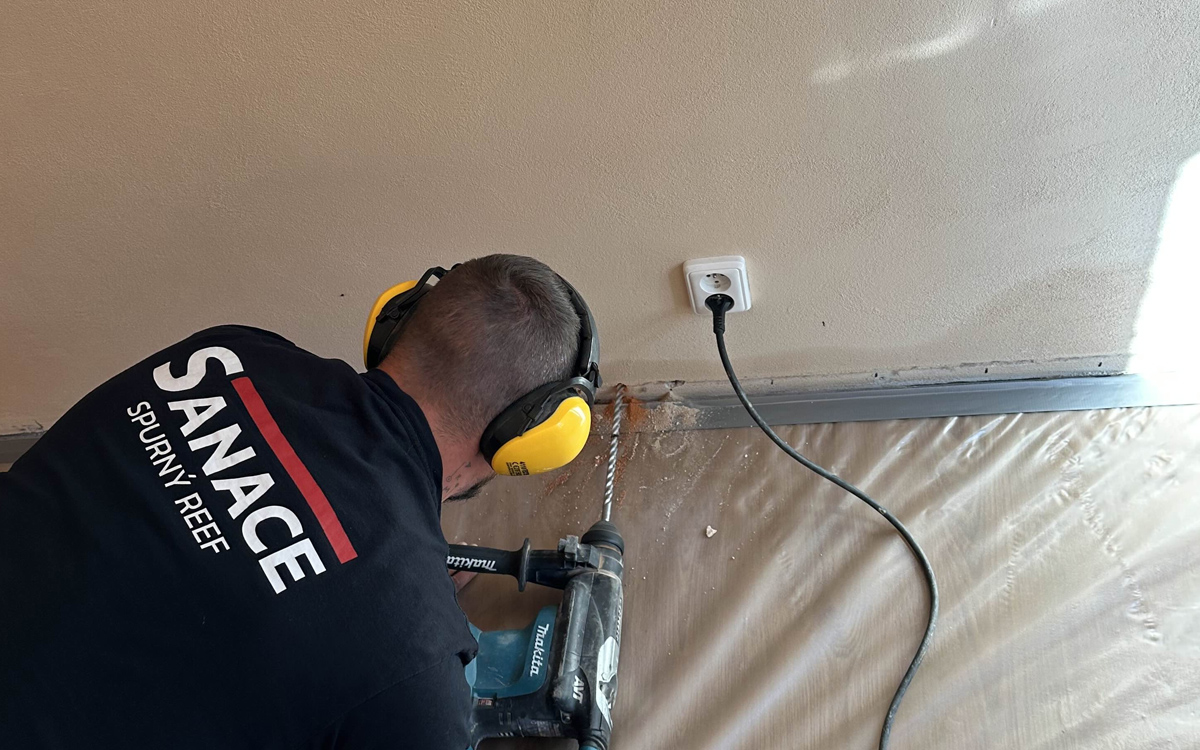 Vyškolený sanační technik při realizaci sanace zdiva.